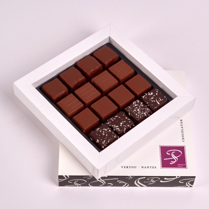https://www.stephanepasco.com/wp-content/uploads/2020/10/coffret-petit-carre-de-bonbons-de-chocolat-pralines-de-stephane-pasco.jpg
