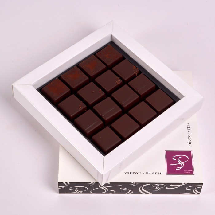 Coffret Petit Carré Noir de 16 Chocolats - Stéphane Pasco, Chocolatier à  Nantes